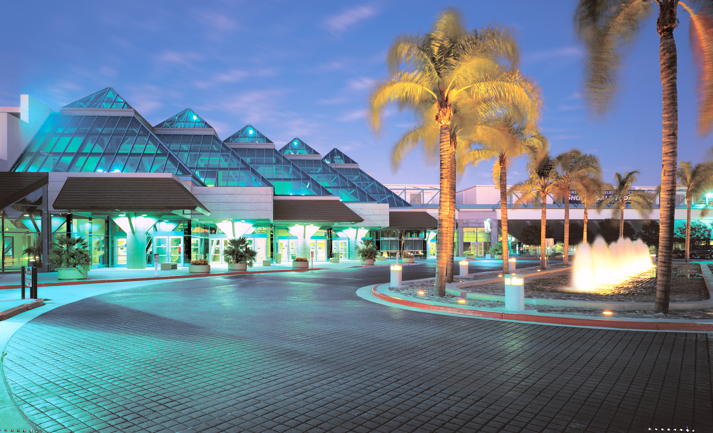 Photo from the outside of Santa Clara Convention Center in Santa Clara, California at night